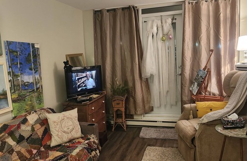 Hamilton Condo | East Hamilton, close to stores, park, and downtown!