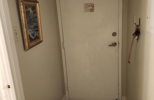 Hamilton Condo | East Hamilton, close to stores, park, and downtown!