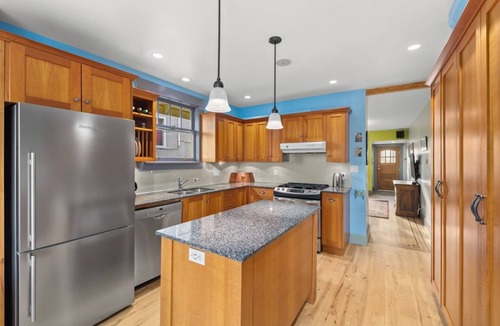 East Side House | Eclectic Home Near Commercial Drive- Quick Transit