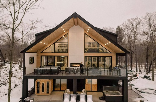 Severn Ski Chalet | Eco Bay Chalet Year Round Group Stay in Muskoka