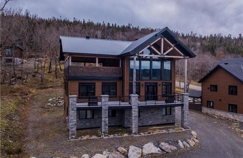 Saint-Philemon Ski Chalet | Elegance Luxe des montagnes avec Spa