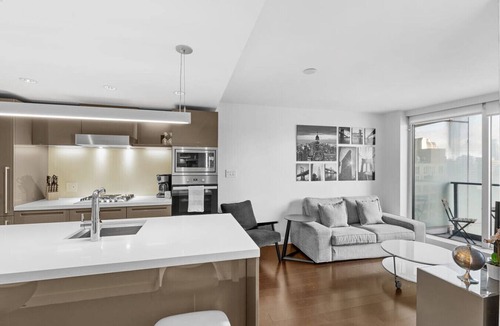 Central Apartment | Elegant 1BR Apt with Pool and Gym, Near Yaletown