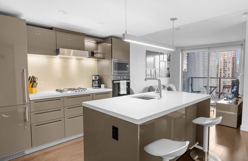 Central Apartment | Elegant 1BR Apt with Pool and Gym, Near Yaletown