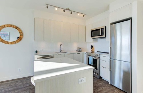 Burnaby Apartment | Elegant 1BR Apt with GYM near Crystal Mall