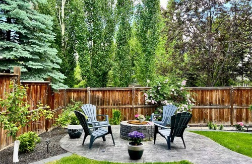 Cranston Apartment | Elegant 2 Bdr suite with cozy Fireplace & Privacy.