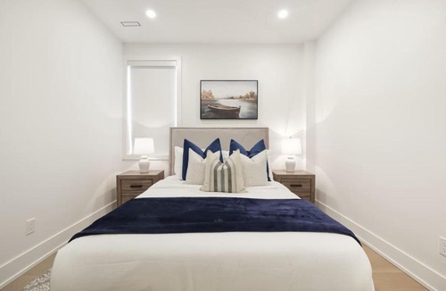 Parkdale Apartment | Elegant 2BR Retreat Sleek Design & Comfort