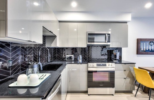 Cote-Des-Neiges—Notre-Dame-De-Grace Apartment | Elegant 2BR Suite Close to Transit