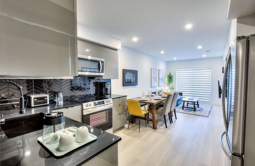 Cote-Des-Neiges—Notre-Dame-De-Grace Apartment | Elegant 2BR Suite Close to Transit