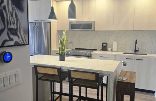 Downtown Toronto Apartment | Elegant 2BR Toronto Rental with Panoramic Views & Pool