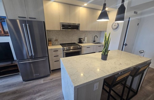 Downtown Toronto Apartment | Elegant 2BR Toronto Rental with Panoramic Views & Pool