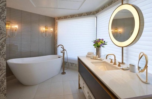 Toronto Entertainment District Apartment | Elegant 2BR Toronto Retreat by Union Station