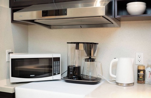 Dunbar Apartment | Elegant 3 Bedrooms 2 Bathroom Retreat in Vancouver’s West Side