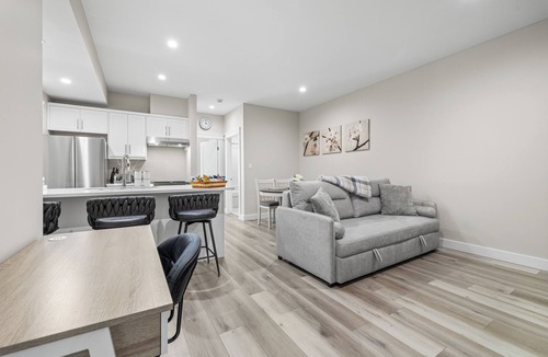 Campbell River House | Elegant Coastal 2BR Suite Perfect for Families Near Beach