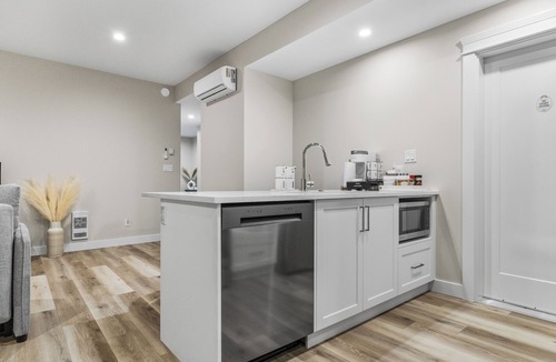 Campbell River House | Elegant Coastal 2BR Suite Perfect for Families Near Beach