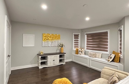 Brampton House | Elegant escape 4BR with POOL TABLE -Airport 20 min