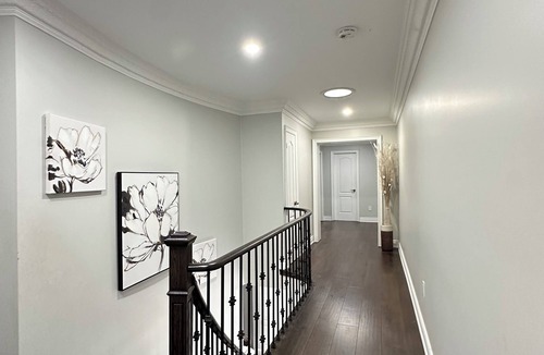 Brampton House | Elegant escape 4BR with POOL TABLE -Airport 20 min