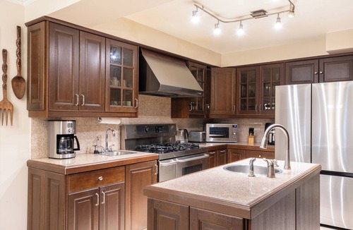 Mississauga House | Elegant Mansion with Private Bar & Social Lounge