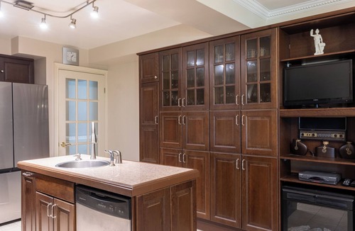 Mississauga House | Elegant Mansion with Private Bar & Social Lounge