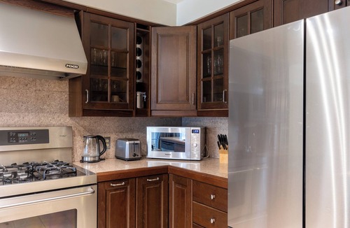 Mississauga House | Elegant Mansion with Private Bar & Social Lounge