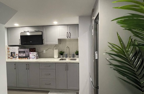 Milton House | Elegant Modern Decor Whole Townhouse In Milton