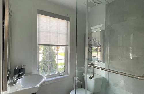 Milton House | Elegant Modern Decor Whole Townhouse In Milton