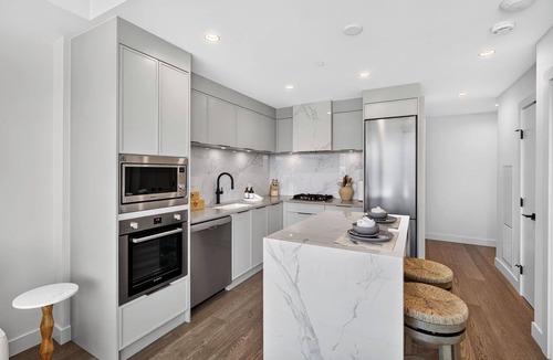 South Pandosy Condo | Elevate your lifestyle at AQUA Kelowna. This sophisticated 2-bed condo features a king suite, sofa bed, gourmet kitchen, and private BBQ patio. Enjoy stunning marina views and resort access to pools, hot tubs, fitness centre, and beachfront.