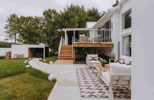 East Hants House | Elite Lakehouse w/Hot Tub & Sauna