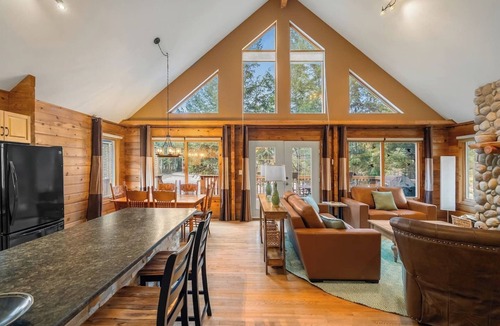 East Kootenay House | Emberwood | Hot Tub | Pool Table | Wood Fireplace