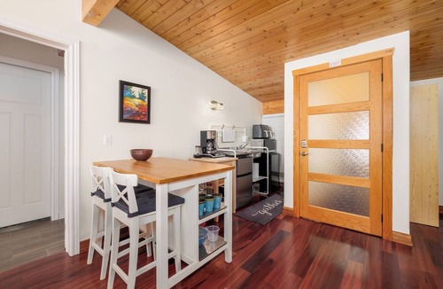 Lion's Head Bed & Breakfast | Emerald Waters | Artist’s BNB Retreat | Waterfront | EV | BB-2026-2