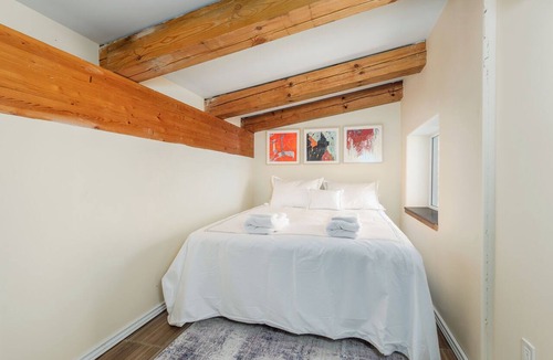 Lion's Head Bed & Breakfast | Emerald Waters | Artist’s BNB Retreat | Waterfront | EV | BB-2026-2