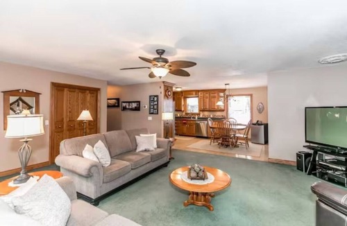 Perry Cottage | Emsdale's Lakeside Getaway