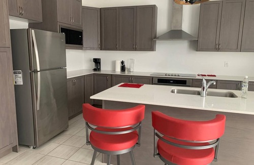 Lindsay House | Enjoy the comfort of this cozy home, minutes away from downtown!