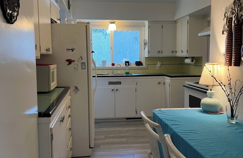 Surrey House | Enjoyable 3-bedroom house in charming Surrey neighborhood, close to everything