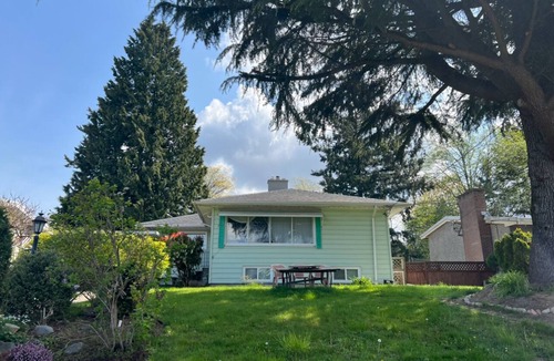 Surrey House | Enjoyable 3-bedroom house in charming Surrey neighborhood, close to everything