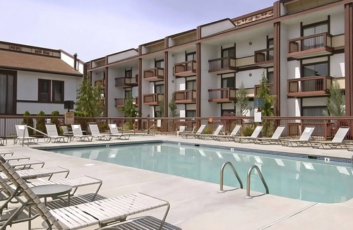 Wenatchee Hotel | Enjoyable Stay! With Outdoor Pool and Free Parking, Pets are Welcome!