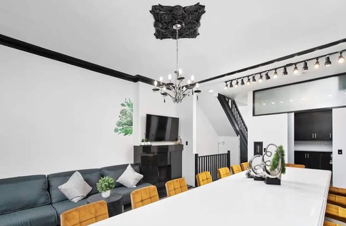 West Queen West Apartment | Entertainer's Dream/ Downtown monyxbnb.com