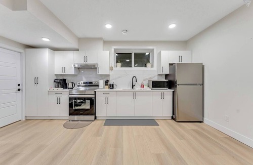 Southeast Edmonton House | Entertainment Suite| FoosBall| Games| Netflix