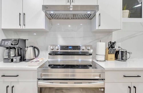 Southeast Edmonton House | Entertainment Suite| FoosBall| Games| Netflix