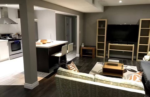 Thornhill House | Entire Apt Separate Entry, TTC Toronto SuperMkt Bank Restaurants