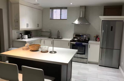 Thornhill House | Entire Apt Separate Entry, TTC Toronto SuperMkt Bank Restaurants