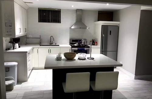Thornhill House | Entire Apt Separate Entry, TTC Toronto SuperMkt Bank Restaurants