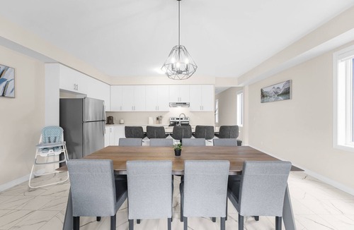 Kitchener House | Entire Home Get Away with 65"TV, PingPong and 9Bed