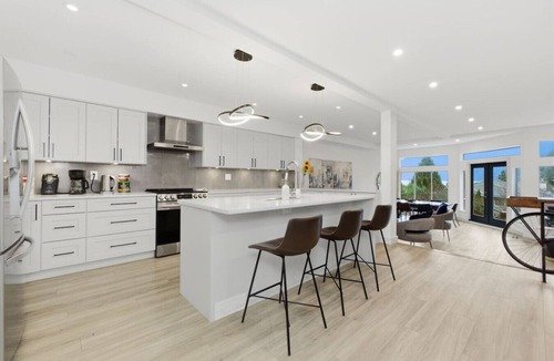 Horseshoe Bay House | Entire home near water, shops and park in West Van