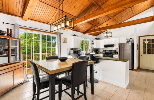 Summerside House | Entire Home -Wooded Trailside Retreat including Bikes, Pickleball Paddles & More
