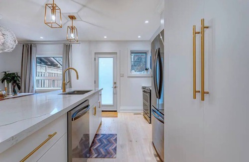Oakwood Village House | Entire Midtown Toronto Home - 3BR, 2 Baths, 2 Kitchens, Walk/Transit