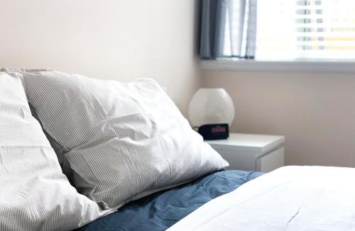 Renfrew-Collingwood Villa | Entire Private Suite - 5 Min Walk to SkyTrain, Free Parking, 15 Mins to Downtown