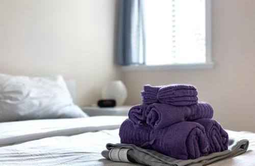 Renfrew-Collingwood Villa | Entire Private Suite - 5 Min Walk to SkyTrain, Free Parking, 15 Mins to Downtown