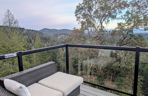 Salt Spring Island House | Entire room. Ocean,mountain view, hot tub,garden,deck,next to Mount Maxwell park