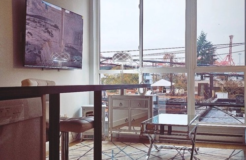 Downtown Eastside Apartment | Entire Space of Modern Apartment in Downtown Vancouver Neighbourhood