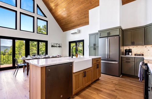 Sunday River Area Cabin | Epic mountain views, Hot tub and Game room
